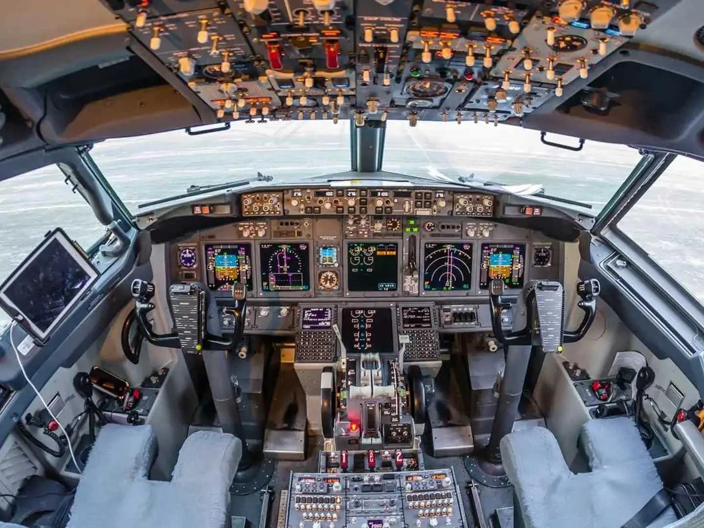 کابین خلبان هواپیمای بوئینگ 737 و سامانه های الکترونیکی آن