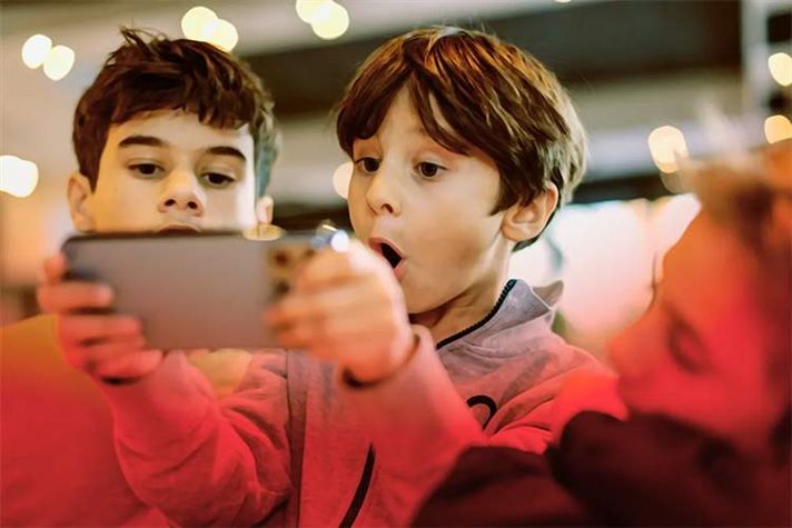 تعامل کودکان با هوش مصنوعی نگران‌کننده است