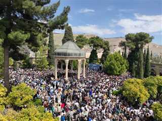 آرامگاه حافظ در شیراز به مناسبت روز بزرگداشت حافظ در ۲۰ مهر ۱۴۰۵