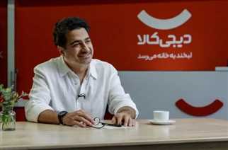 همایون شجریان در حال اهدای لپ‌تاپ به دانش‌آموز در کمپین هر جا که تویی