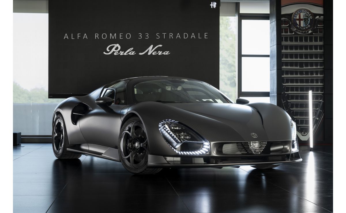 آلفارومئو 33 Stradale Perla Nera با بدنه فیبرکربنی مشکی
