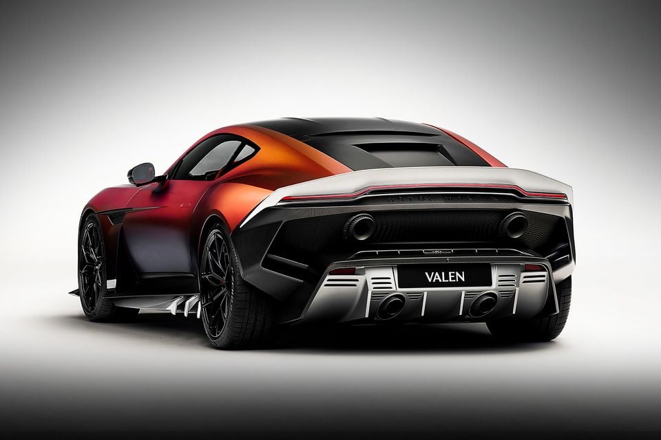 نمای عقب و اگزوز چهارگانه Aston Martin Valen