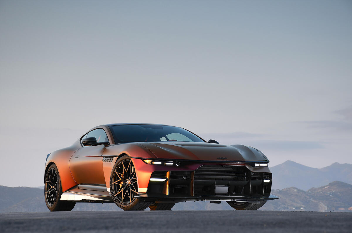 ابرخودروی Aston Martin Valen با موتور V12 و بدنه فیبرکربنی