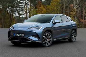 شرکت خودروسازی چینی بی‌وای‌دی (BYD) با ثبت یک ربات خودکار، گامی نو در صنعت خودروهای برقی برداشته است. این ربات قادر است بدون نیاز به تغییر در ساختار خودرو، همزمان عملیات شارژ باتری و تنظیم باد لاستیک‌ها را انجام دهد.