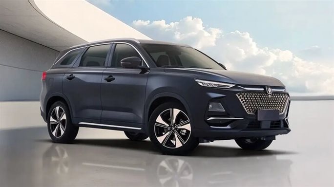 چهارمین نسل خودرو اس یو وی CS۷۵ پلاس شرکت خودروسازی چینی چانگان برای طولانی ترین پرش روی یک رمپ یخی رکورد گینس را ثبت کرد.