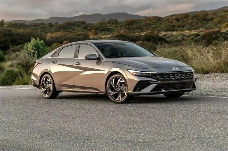 هیوندای النترا ۲۰۲۵ در نسخه فیس‌لیفت نسل هفتم از فلسفه طراحی «دینامیک پارامتریک» هیوندای پیروی می‌کند.