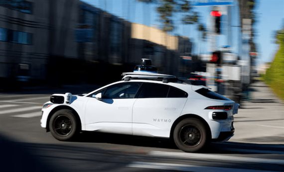  واحد رانندگی خودکار شرکت وایمو، وابسته به آلفابت مالک گوگل دیروز سه‌شنبه از به‌کارگیری کارکنان خدمات پشتیبانی از راه دورخود برای مدیریت خودروهای خودران دفاع کرد. 