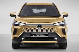 کرولا کراس طلایی نمای جلو