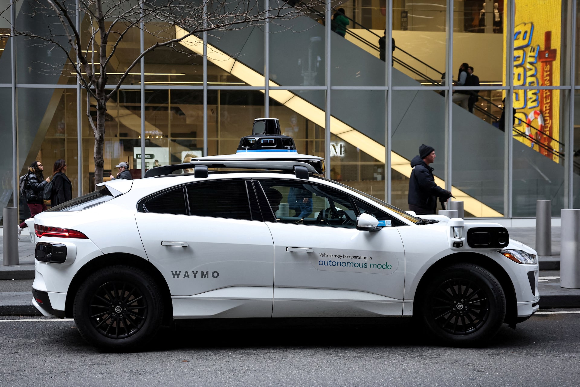 رباتاکسی خودران Waymo در خیابان‌های سان‌فرانسیسکو