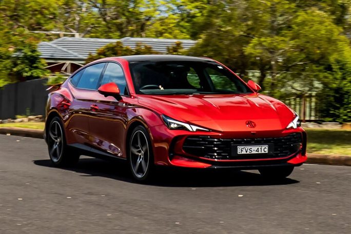 خودروی MG 7 مدل 2026 از هشت لیتر سوخت در هر صد کیلومتر بر ساعت استفاده می‌کند.