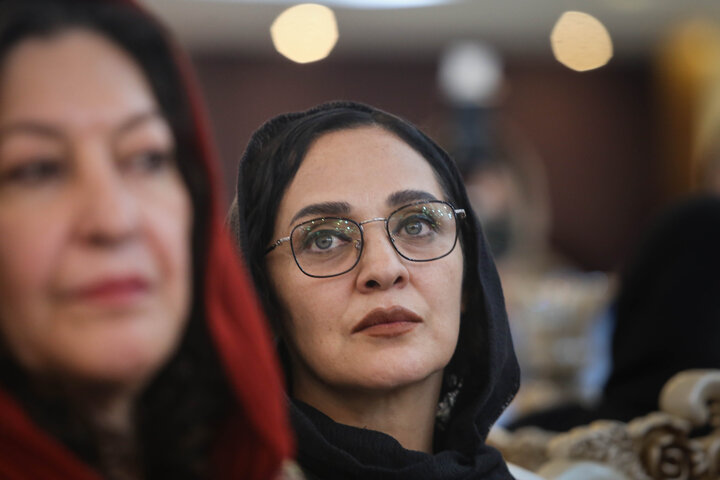 رویا نونهالی بازیگر ایرانی در نمایش مثل آب برای شکلات