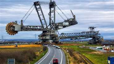 Bagger 293 بزرگترین وسیله نقلیه زمینی جهان در معدن آلمان