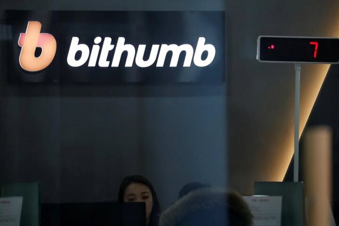 صرافی رمزارز Bithumb کره جنوبی اعلام کرد به اشتباه بیت کوین هایی به ارزش بیش از ۴۰ میلیارد دلار به عنوان پاداش های تبلیغاتی به مشتریانش هدیه داده که همین امر باعث فروش شدید سهام آن شد.