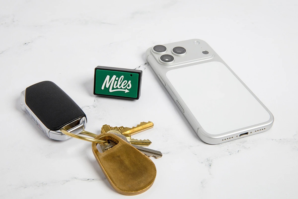 دستگاه Miles Plug متصل به درگاه OBD-II خودرو برای ردیابی موقعیت و بررسی وضعیت فنی با اپلیکیشن موبایل