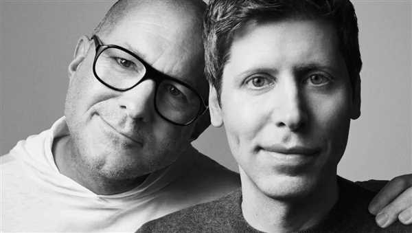 جانی آیو در کنار سام آلتمن