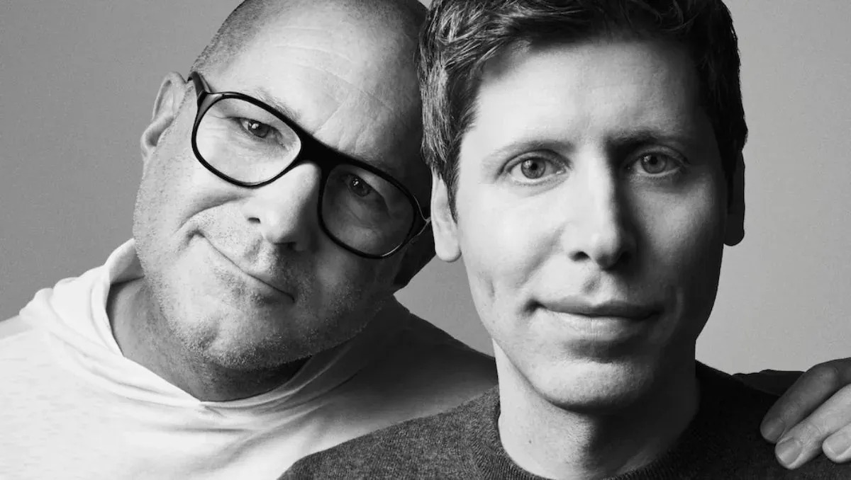 جانی آیو در کنار سام آلتمن