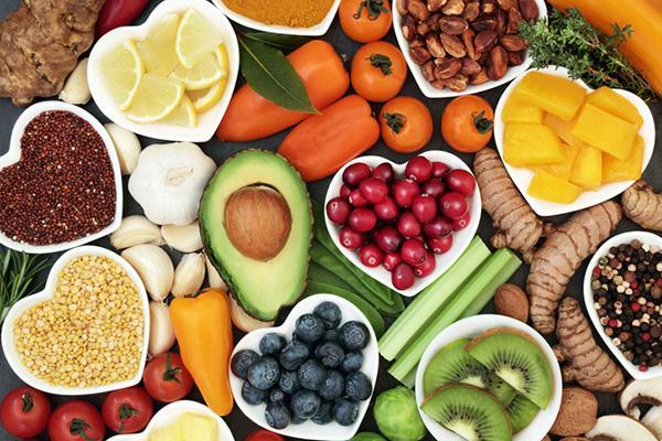 میان‌وعده‌های سالم شامل جو دوسر، سیب، گردو و بادام برای کمک به کنترل کلسترول خون