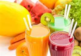 لیوان های آبمیوه همراه یک تیکه کیوی