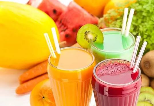 لیوان های آبمیوه همراه یک تیکه کیوی