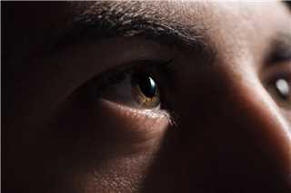 کشف ارتباط عجیب نحوه پلک زدن با شنوایی!