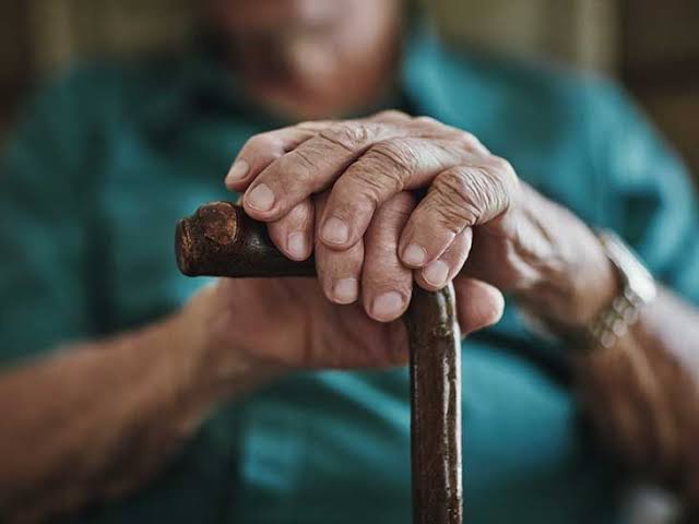 پزشک در حال بررسی سلامت استخوان سالمند برای تشخیص و درمان پوکی استخوان