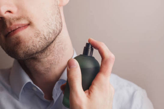 اسپری کردن عطر روی گردن و تماس ترکیبات عطر با پوست