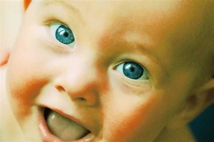 اسکن چشم نوزاد  نحوه تکامل مغزی او را پیش‌بینی می‌کن