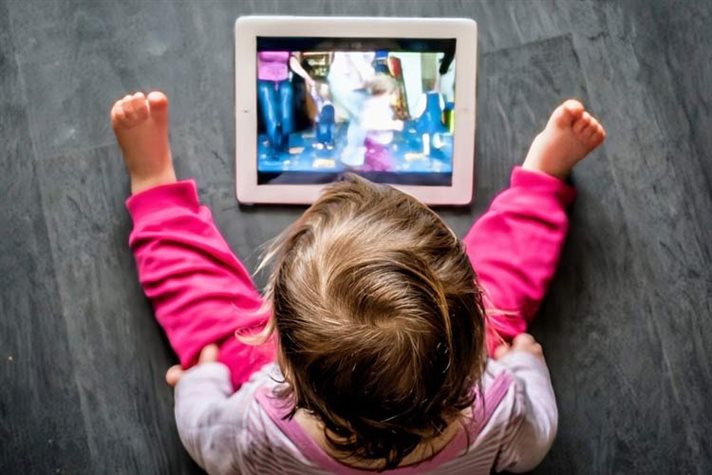 یک مطالعه طولی در سنگاپور نشان می‌دهد استفاده گسترده از صفحه‌نمایش پیش از دو سالگی با تغییر در مسیر رشد مغز همراه است. ا