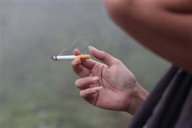 فردی از پنجره خودرو در حال سیگار کشیدن