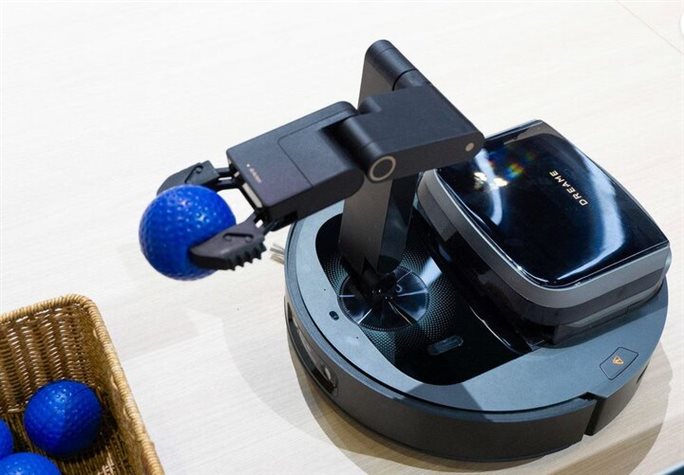 ربات جاروبرقی Dreame با بازوی مکانیکی در CES 2026 بازگشت