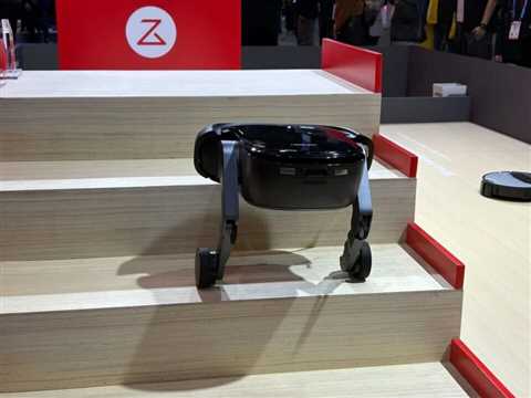 جاروبرقی رباتیک از پله بالا می‌رود