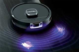 جاروی رباتیک جدید شرکت شارک‌نینجا از نور فرابنفش (UV) و یک دوربین RGB برای شناسایی لکه‌ها، ادرار حیوانات خانگی و آلودگی‌های پنهان استفاده می‌کند