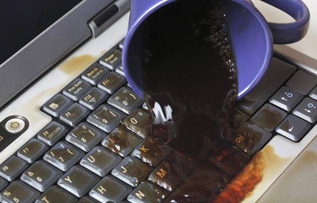 مایع روی بدنه لپ تاپ را با دستمال خشک پاک کنید