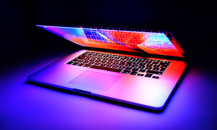 مک‌بوک پرو OLED جدید اپل با طراحی باریک و سبک‌تر