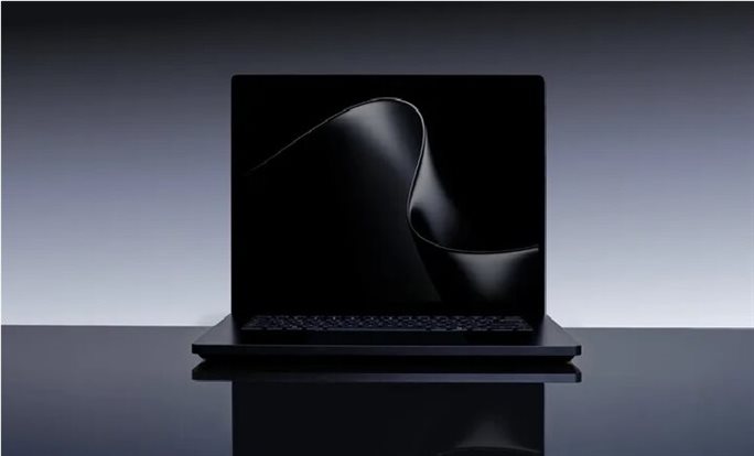شرکت مایکروسافت از جدیدترین لپ‌تاپ خود موسوم به «سرفیس لپ‌تاپ اولترا»( Surface Laptop Ultra) که از جدیدترین تراشه هوش مصنوعی انویدیا نیرو می‌گیرد و قدرتمندترین سرفیس تا به امروز لقب گرفته است، رونمایی کرد.