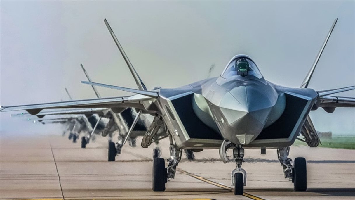 نیروی هوایی ارتش آزادی‌بخش خلق چین (PLAAF) به سرعت در حال مدرنیزه شدن است و جنگنده J-20 به عنوان محور اصلی این توسعه عمل می‌کند. برآوردهای خارجی از افزایش چشمگیر تعداد جنگنده‌های نسل پنجم این کشور تا پایان دهه حکایت دارد. این گسترش ناوگان، استراتژی پکن را در برابر برتری کیفی غرب آشکار می‌سازد.