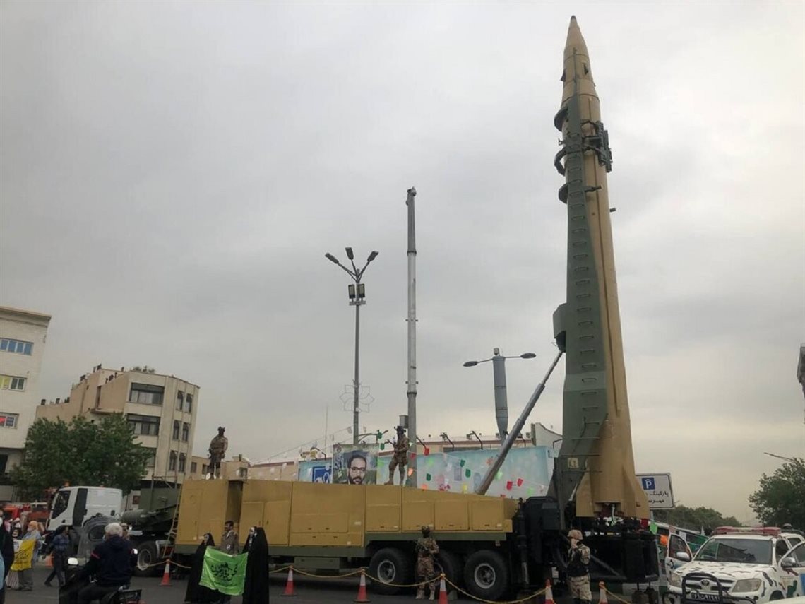 عماد در واقع نسخه‌ای ارتقایافته از خانواده موشک‌های قدر محسوب می‌شود. یکی از مهم‌ترین ویژگی‌های عماد، استفاده از سرجنگی مخروطی هدایت‌شونده است.