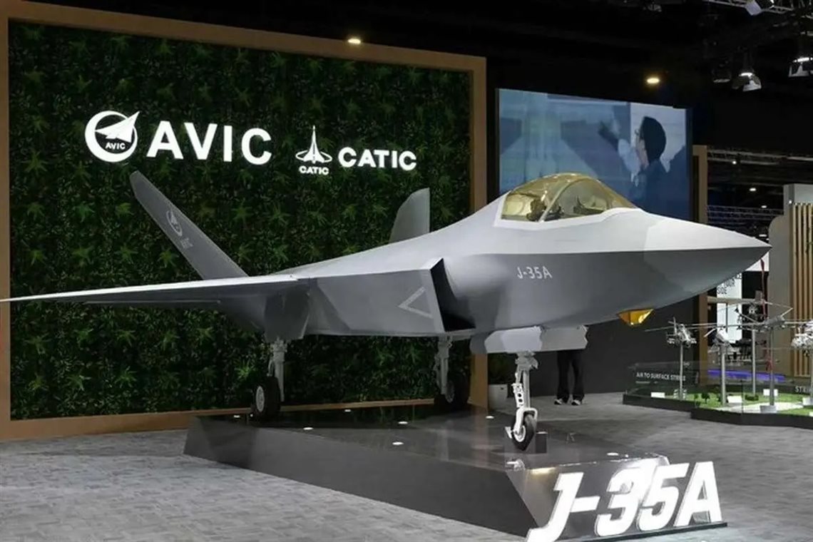 چین با نمایش مدل دقیق جنگنده نسل پنجم J-۳۵A در نمایشگاه هوایی سنگاپور ۲۰۲۶، رسماً از رقیب جدی اف-۳۵ برای بازارهای جهانی و تقویت نیروی هوایی خود پرده‌برداری کرد.