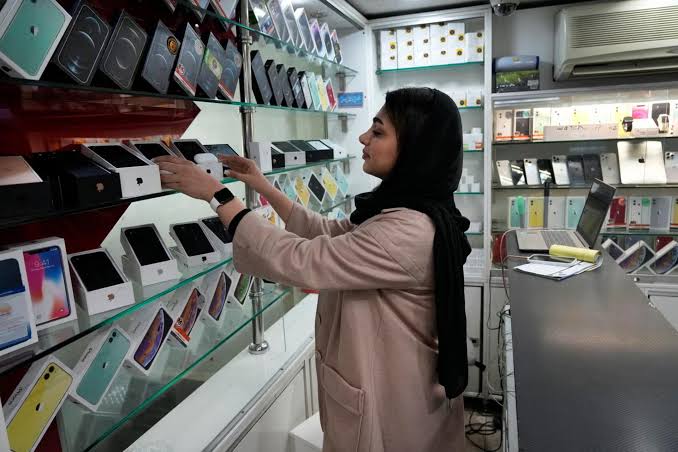 گوشی‌های موبایل اقتصادی در بازار ایران در پی ابهام در تخصیص ارز واردات