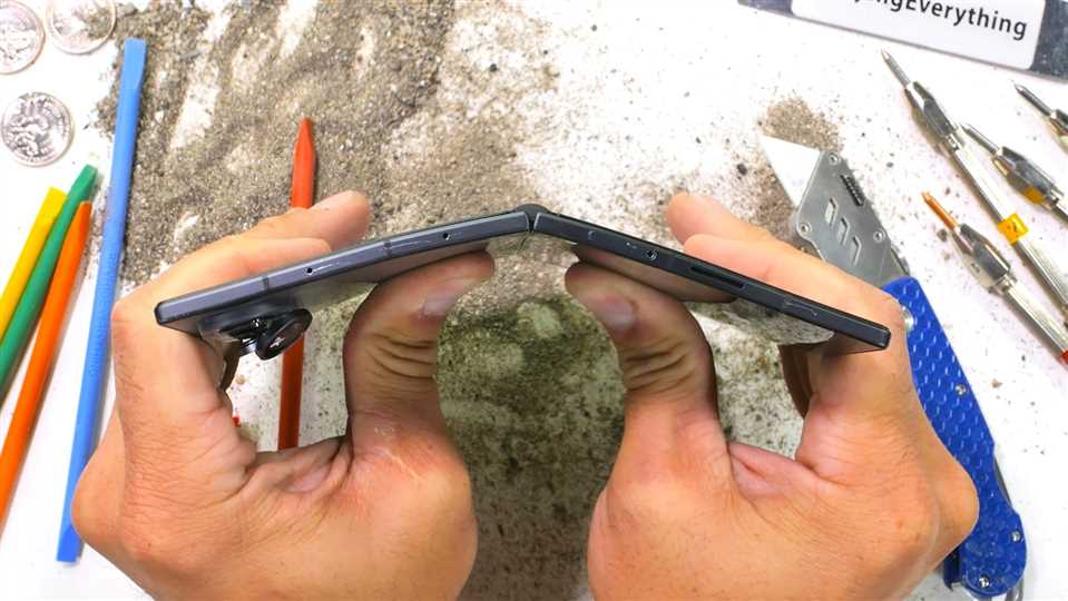 تست خم شدن و مقاومت گوشی Samsung Galaxy Z Fold 8 Ultra در برابر فشار