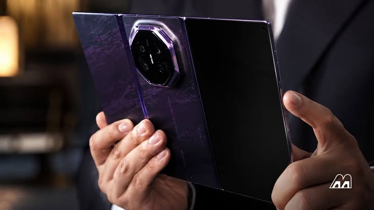 گوشی سه‌تاشوی Huawei Mate XT 2 با نمایشگر ۱۰.۲ اینچی
