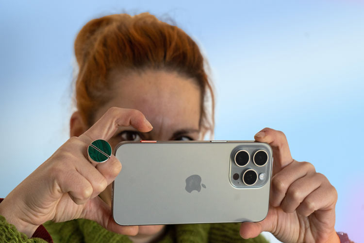 اپل با مدل «DarkDiff» کیفیت تصاویر ثبت‌شده در محیط‌های تاریک و کم‌نور را بهبود می‌بخشد. این فناوری هوش مصنوعی نویز را حذف و جزئیات دقیق را بازسازی می‌کند.