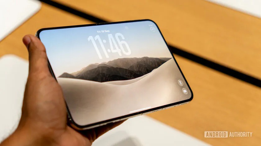 کارل پی مدیرعامل ناتینگ و آیفون تاشوی اپل iPhone Duo
