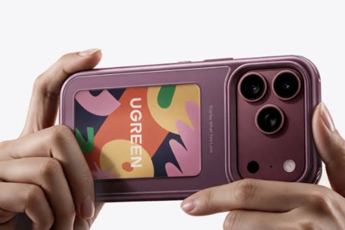 قاب UGREEN با نمایشگر E-Ink رنگی برای آیفون ۱۸ پرو