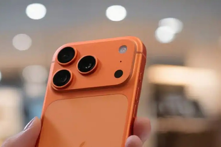 سوراخ کوچک کنار دوربین آیفون