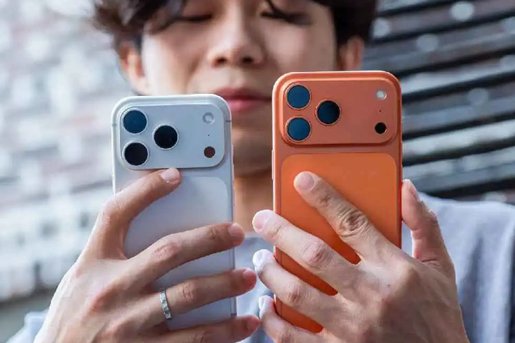 سوراخ کوچک کنار دوربین گوشی آیفون یک میکروفون اختصاصی است