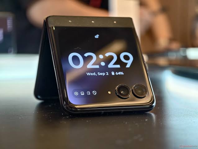 Motorola Razr 70 با ۳۵ کریستال Swarovski و طراحی لوکس