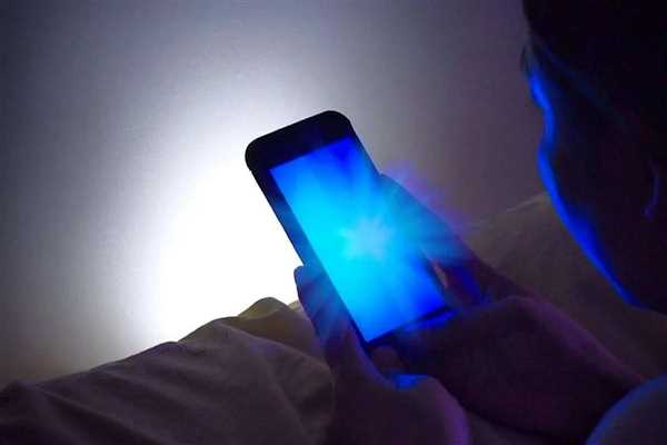 نور آبی صفحه موبایل