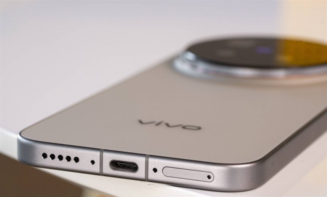 یکی از گوشی‌های ویوو به‌زودی به فهرست رو‌ به‌ گسترش گوشی‌های هوشمندی بپیوندد که از باتری‌هایی با ظرفیت 10000mAh یا بیشتر بهره می‌برند. بر اساس گزارش یک افشاگر، این شرکت هم‌اکنون در حال آزمایش چنین دستگاهی است.