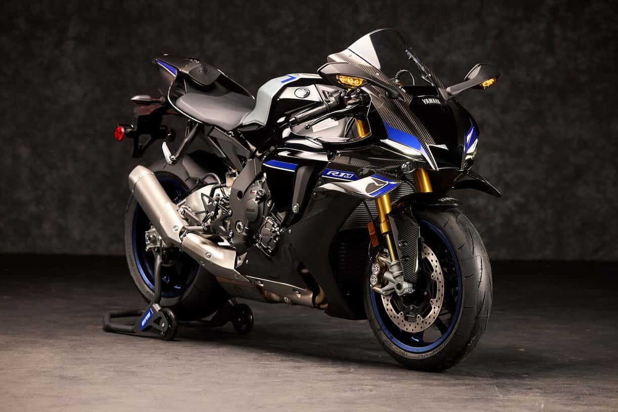 موتورسیکلت Yamaha YZF-R1M مدل ۲۰۲۶ با طراحی اسپرت و تجهیزات مسابقه‌ای